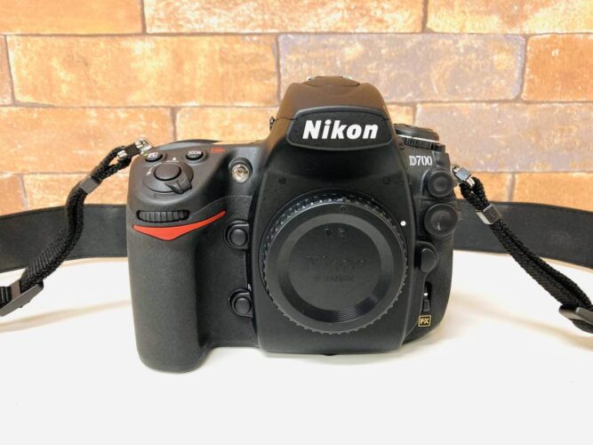 D700